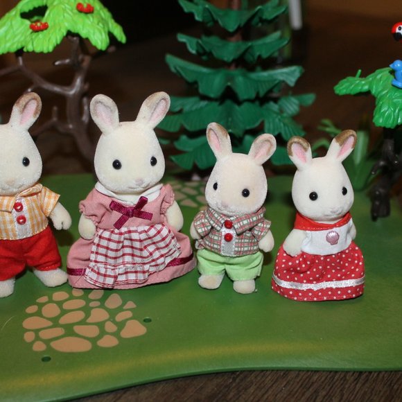 CALICO CRITTERS SYLVANIAN FAMILIES HOPSCOTCH RABBIT FAMILY DRESSED - Picture 4 of 5
